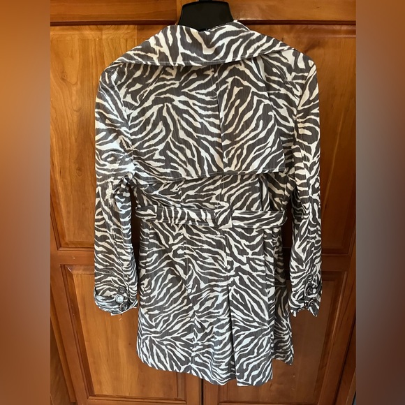 Guess zebra print mid length jacket with tie waist size L like new - Picture 2 of 8